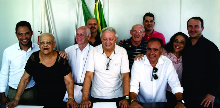 HOMENAGEM AOS AMIGOS APOSENTADOS É MARCADA POR GRATIDÃO
