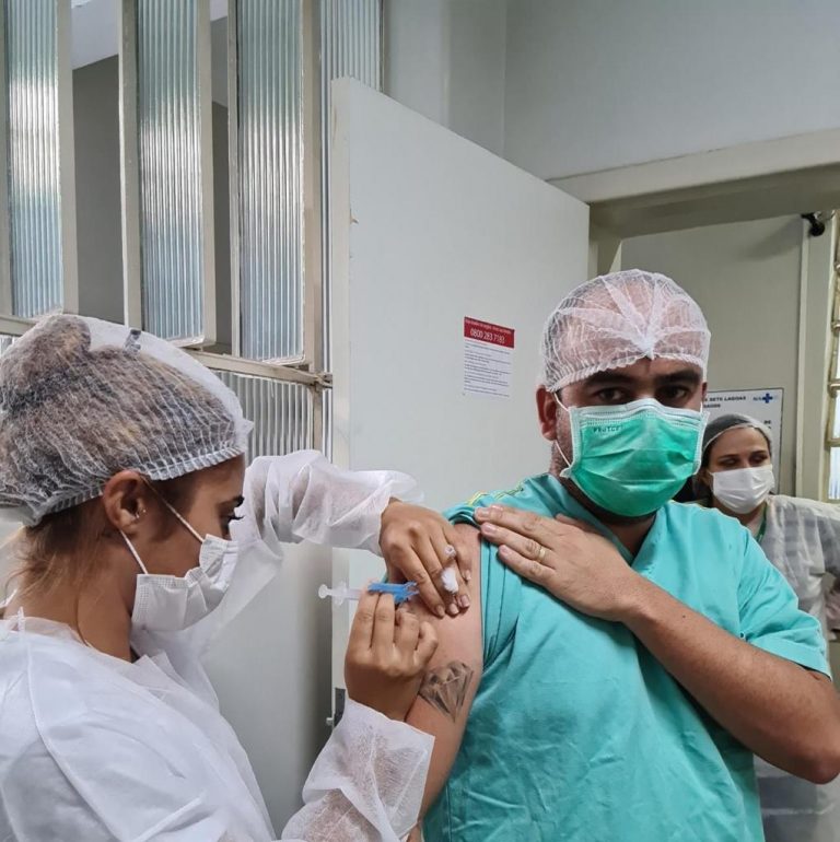 Os profissionais das práticas radiológicas continuam sendo imunizados!